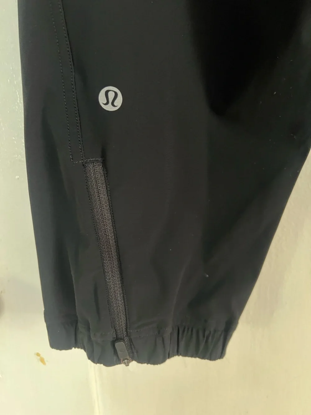 Lululemon Black Cropped Joggers. SIZE 10.